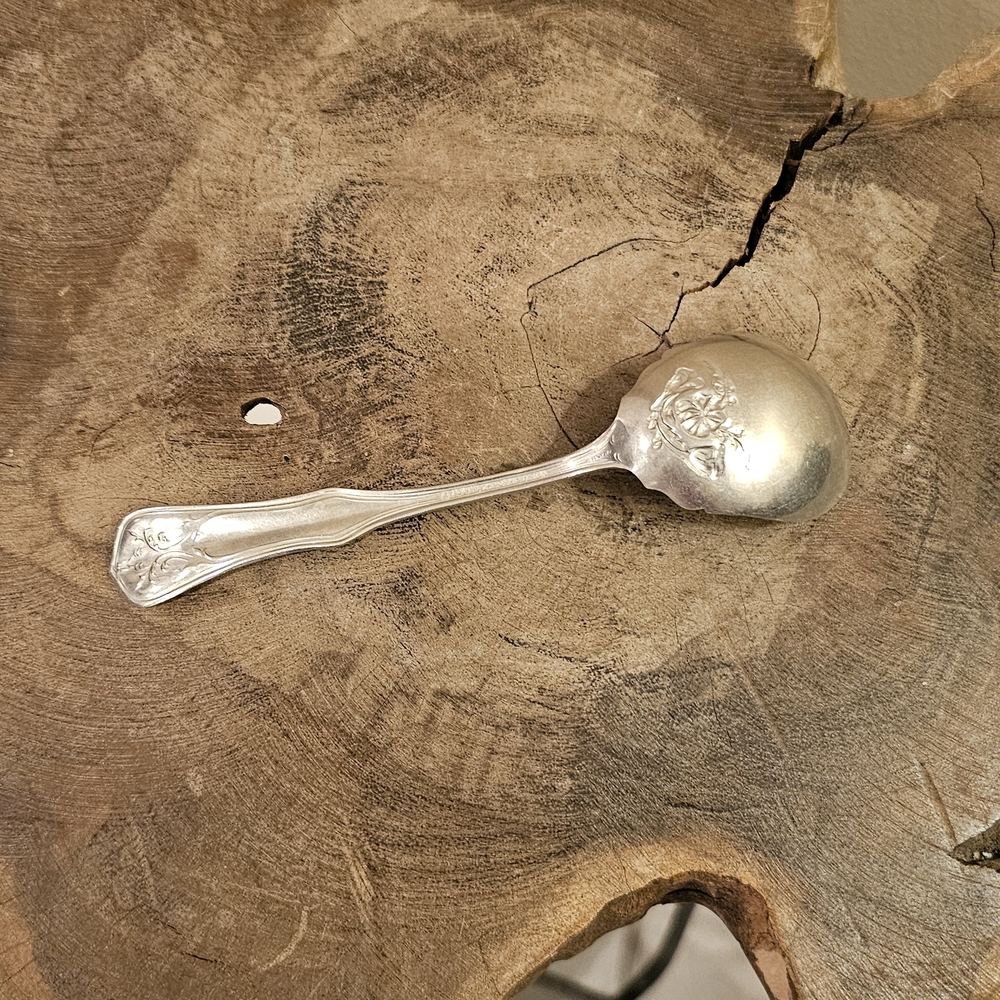 W.M A Rogers 1910 Sugar Spoon - Picture 4 of 11